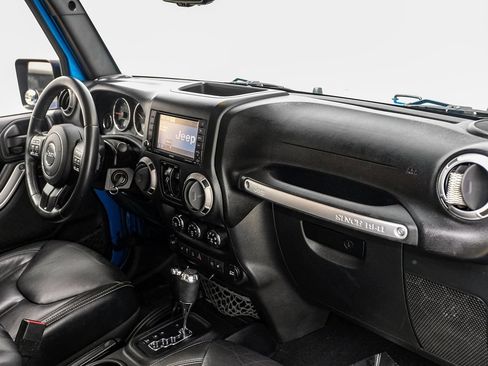 Used 2015 Jeep Wrangler Unlimited Sahara w/ Connectivity Group AWD/4WD image 14
