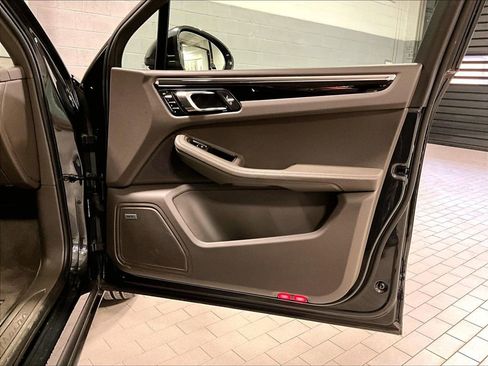 Certified 2024 Porsche Macan image 29