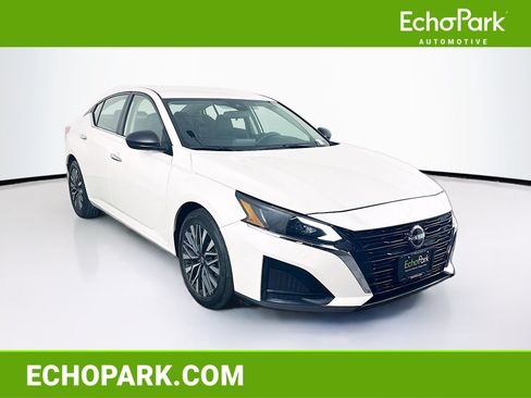 Used 2025 Nissan Altima 2.5 SV FWD image 1