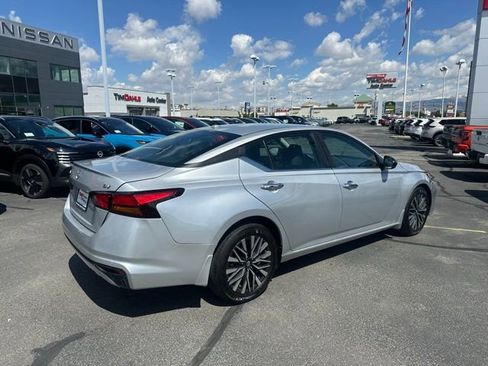 Used 2024 Nissan Altima 2.5 SV FWD image 11