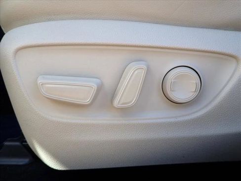 Used 2023 Toyota Highlander XLE image 13