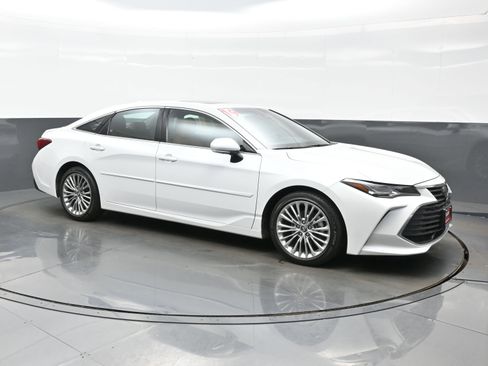 Used 2019 Toyota Avalon Limited image 8