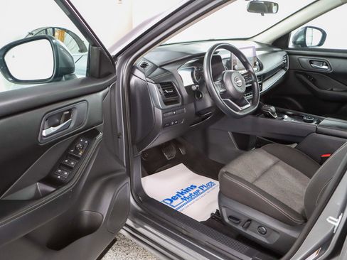 Used 2024 Nissan Rogue SV image 3