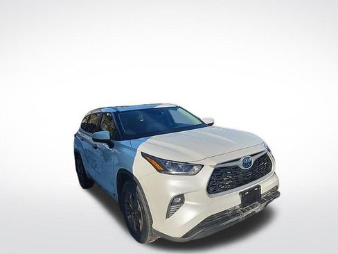 Used 2023 Toyota Highlander Bronze Edition image 3