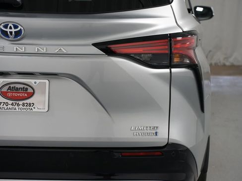 Certified 2023 Toyota Sienna Limited image 10