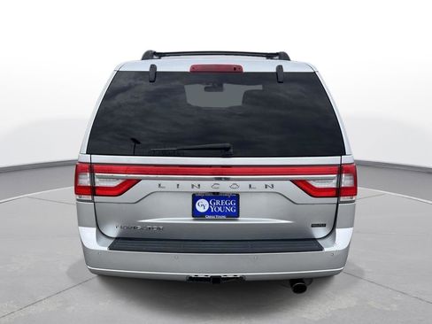 Used 2017 Lincoln Navigator Select image 4