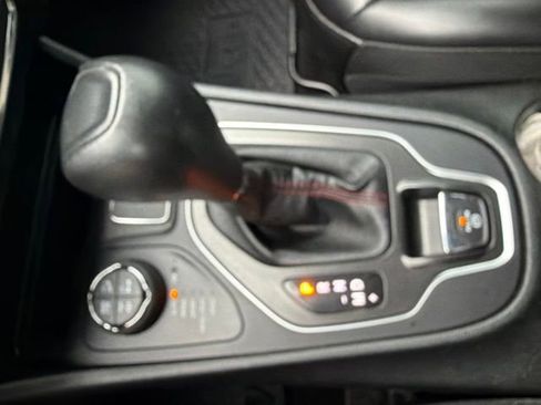 Used 2019 Jeep Cherokee Trailhawk AWD/4WD image 7