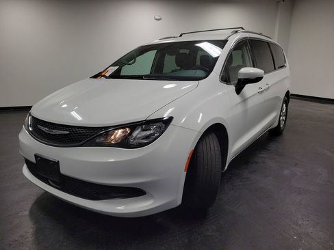 Used 2021 Chrysler Voyager Lxi image 4