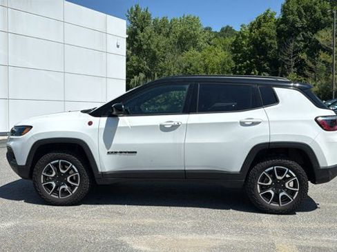 Used 2024 Jeep Compass Trailhawk AWD/4WD image 4