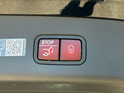 Used 2025 Mercedes-Benz GLC 300 image 17