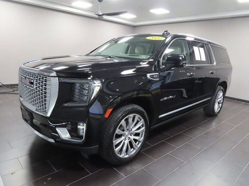 Used 2022 GMC Yukon XL Denali AWD/4WD image 3