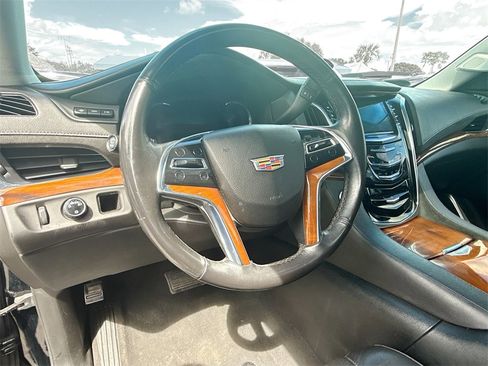 Used 2018 Cadillac Escalade Luxury image 12