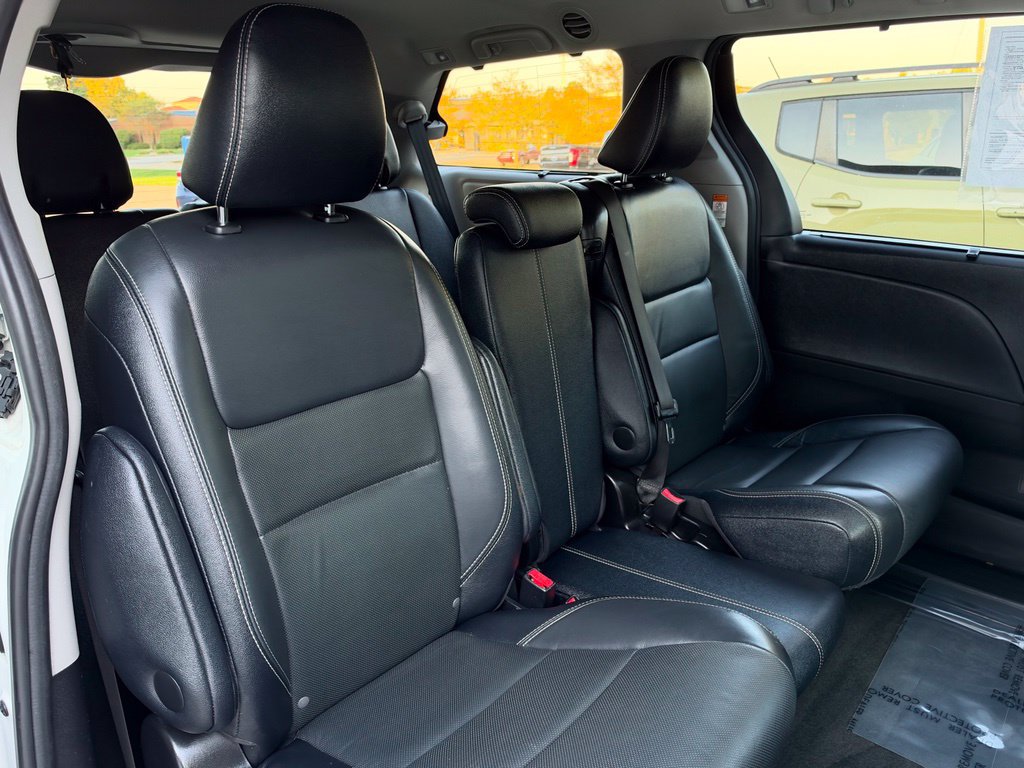Used 2017 Toyota Sienna SE Premium w/ Outdoor Package FWD image 18