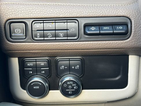 Used 2022 GMC Yukon Denali image 32