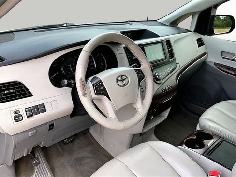 Used 2013 Toyota Sienna XLE FWD image 15