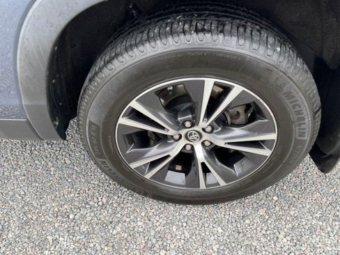 Used 2019 Toyota Highlander Plus AWD/4WD image 11