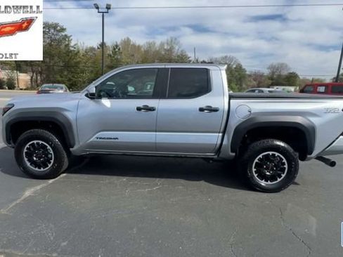 Used 2025 Toyota Tacoma TRD Off-Road AWD/4WD image 5