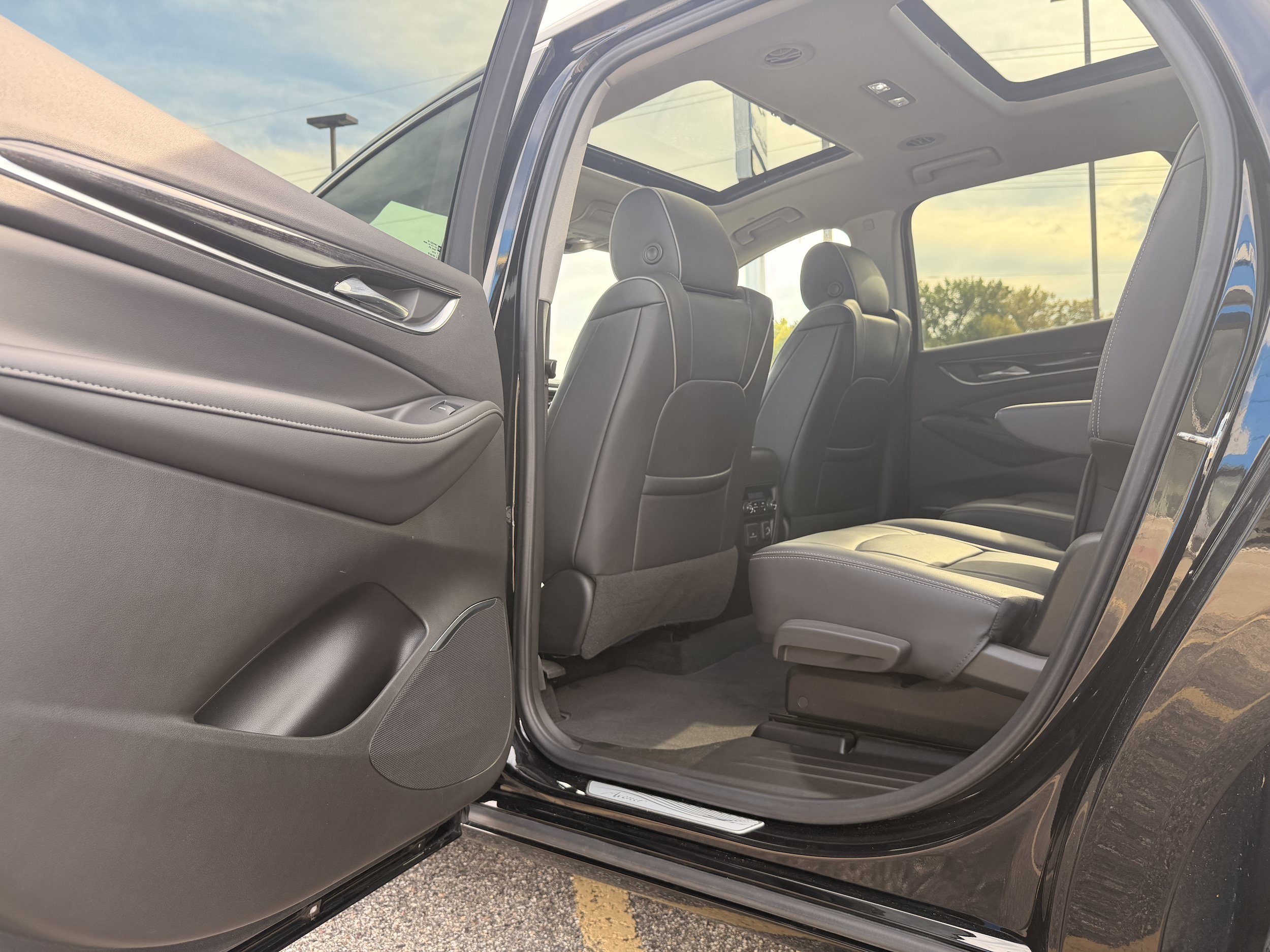 Used 2021 Buick Enclave Avenir w/ Avenir Technology Package AWD/4WD image 5