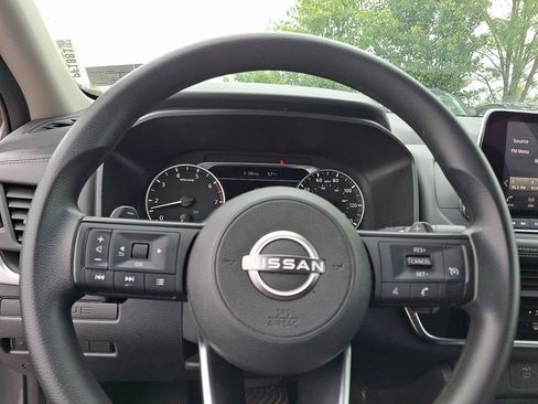 Used 2024 Nissan Rogue S AWD/4WD image 18