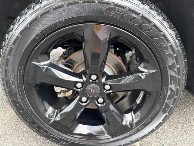 Used 2023 Jeep Grand Cherokee Limited w/ Black Appearance Package AWD/4WD image 8