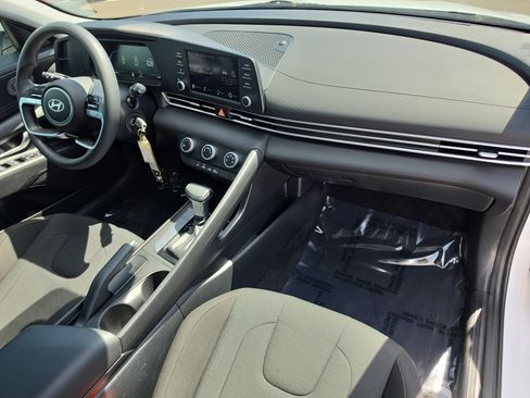 Used 2025 Hyundai Elantra SE FWD image 11