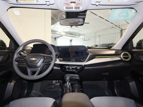 Used 2025 Chevrolet Trax LT FWD image 28
