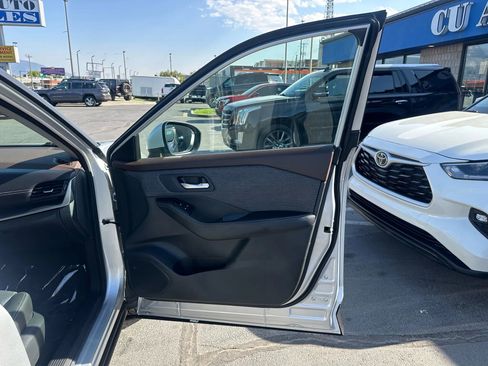 Used 2023 Nissan Rogue SV image 28