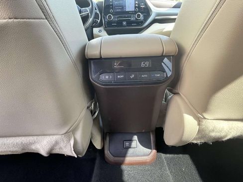 Used 2021 Toyota Highlander XLE AWD/4WD image 14