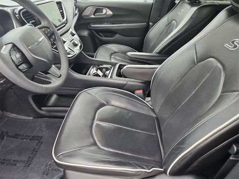 Used 2022 Chrysler Pacifica Limited w/ Uconnect Theater Family Group image 16