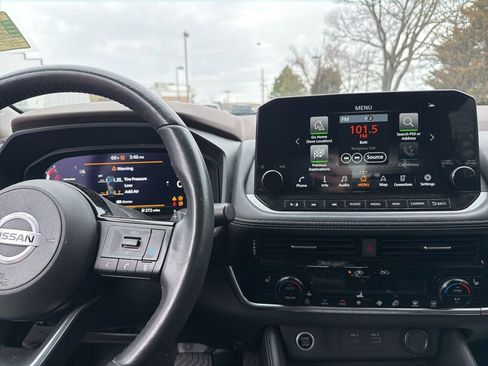 Used 2021 Nissan Rogue Platinum image 14