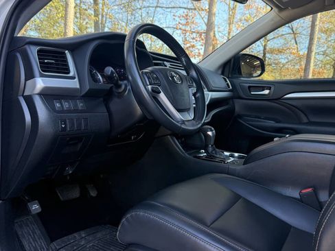 Used 2019 Toyota Highlander SE image 32