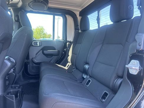 Used 2023 Jeep Gladiator Sport AWD/4WD image 6