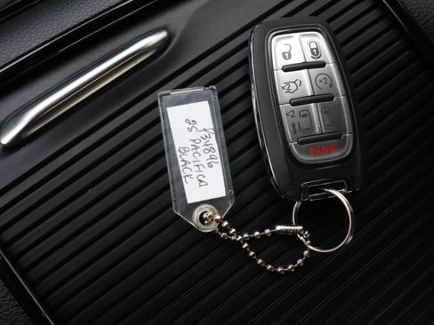 Used 2025 Chrysler Pacifica Limited FWD image 35