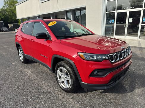 Used 2024 Jeep Compass Latitude AWD/4WD image 3