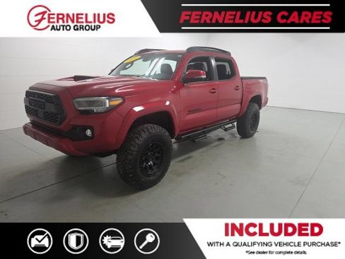 Used 2022 Toyota Tacoma TRD Sport w/ TRD Premium Sport Package AWD/4WD image 3