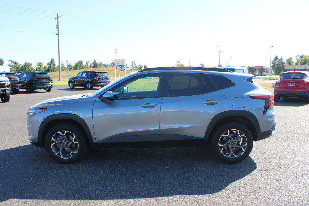 Used 2025 Chevrolet Trax LT FWD image 6