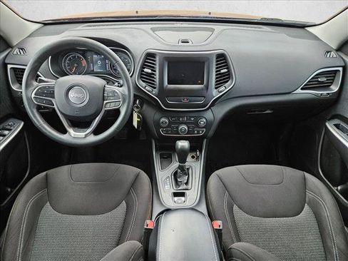 Used 2019 Jeep Cherokee Latitude w/ Popular Appearance Group FWD image 16