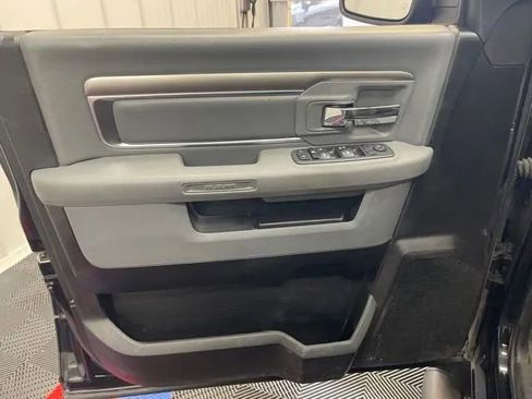 Used 2019 RAM 1500 Classic SLT w/ Black Appearance Group AWD/4WD image 8