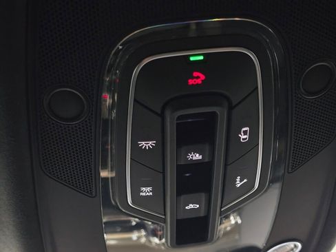 Used 2022 Bentley Bentayga image 45