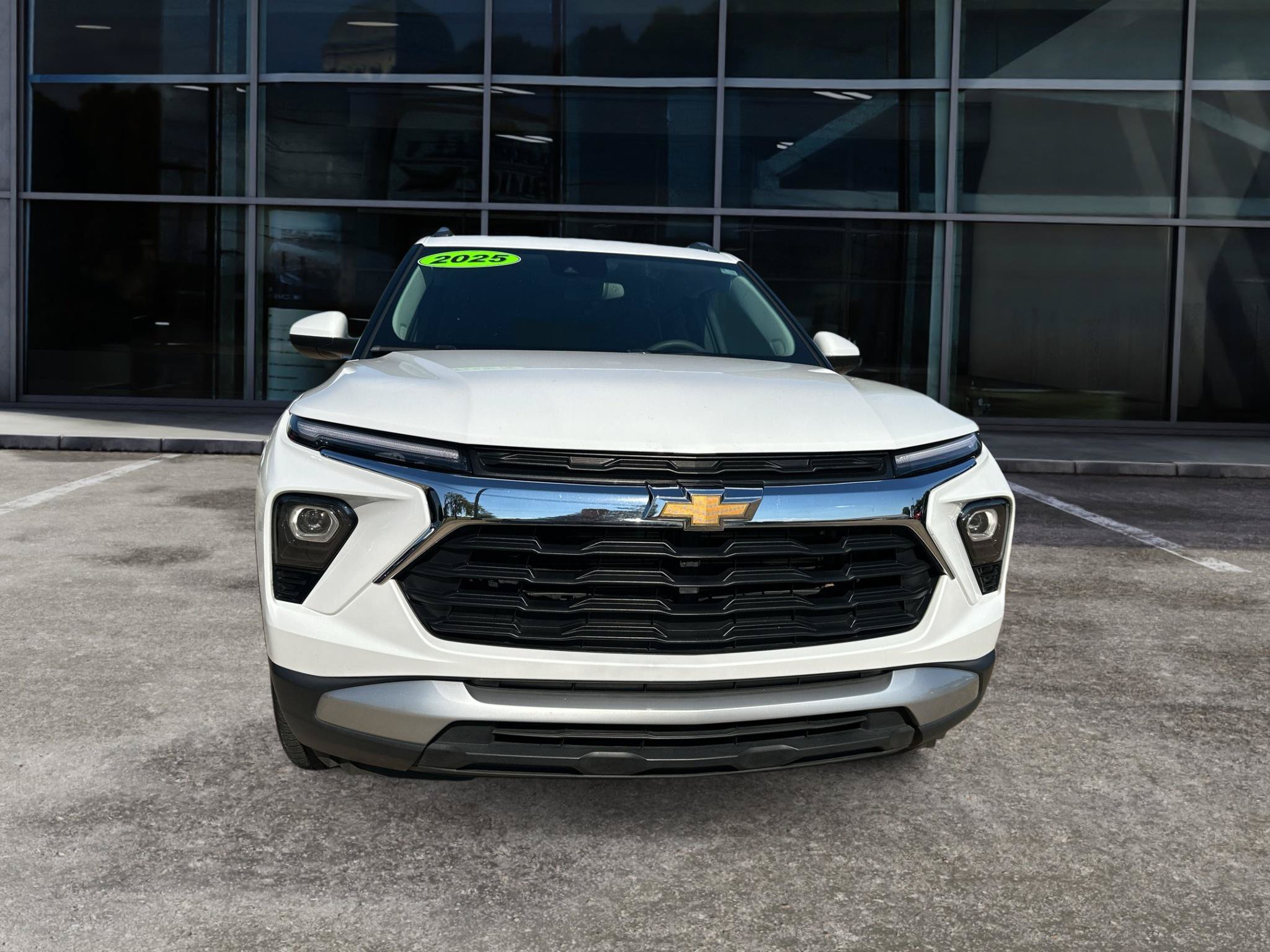 Used 2025 Chevrolet TrailBlazer LT AWD/4WD image 2