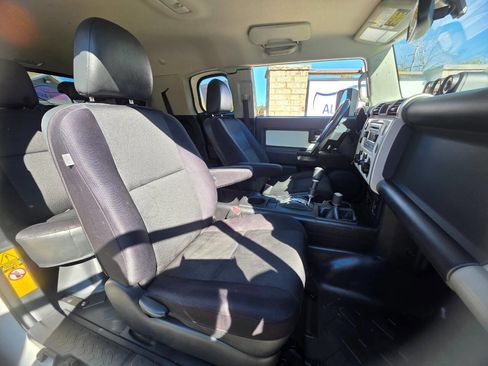 Used 2013 Toyota FJ Cruiser 4WD image 10