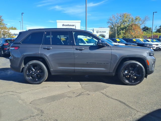 Certified 2023 Jeep Grand Cherokee Limited w/ Black Appearance Package AWD/4WD image 8