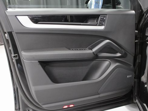 Certified 2025 Porsche Cayenne image 25