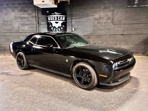 Used 2015 Dodge Challenger SXT RWD image 14