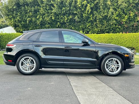 Certified 2025 Porsche Macan AWD/4WD image 9