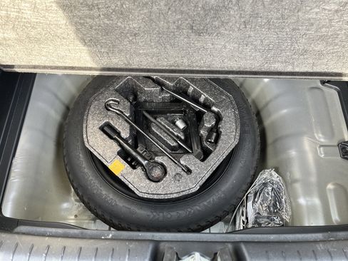 Used 2022 Hyundai Venue Limited image 12