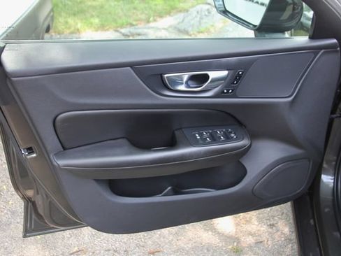 Used 2020 Volvo S60 T5 Momentum FWD image 16