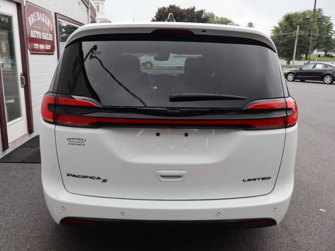 Used 2025 Chrysler Pacifica Limited FWD image 3