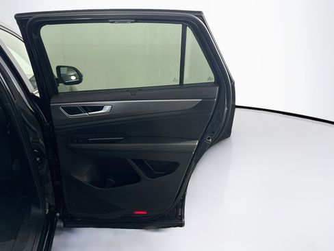 Used 2025 Volkswagen Atlas Cross Sport SE FWD image 32