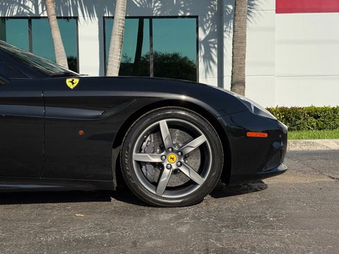Used 2015 Ferrari California T image 5